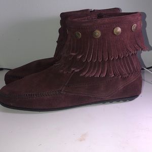 Minnetonka Side Zipper Fringe Bootie